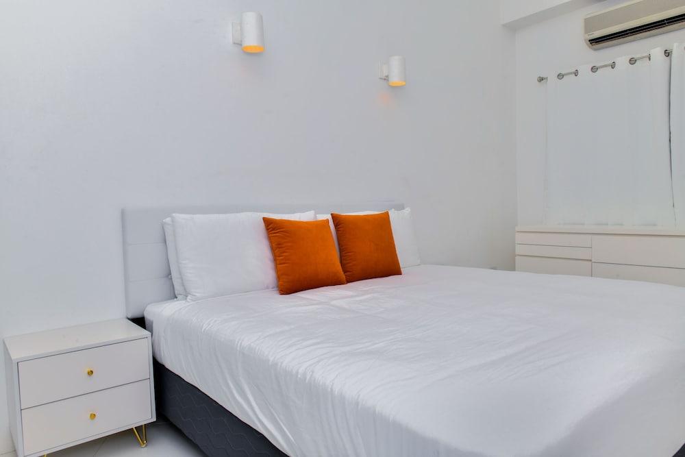 Ocean Front 7-bedroom 7-bath Sunset Views Malmok!