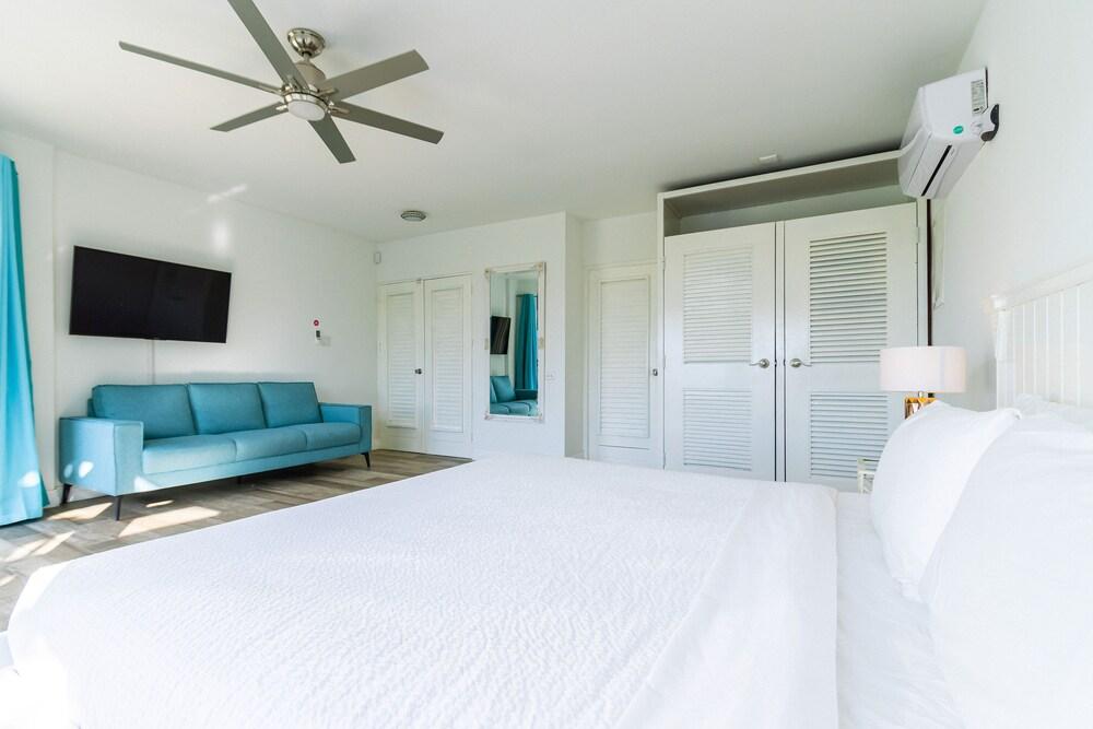 Ocean View! Fully Renovated Villa, Private Pool!