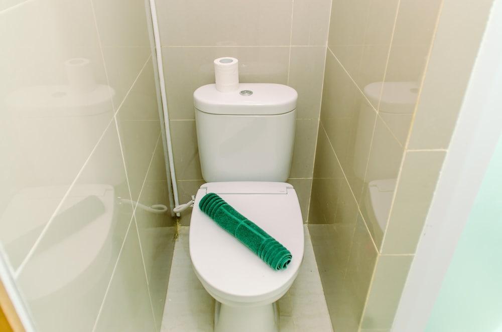 Homey And Compact Studio Apartment At B Residence