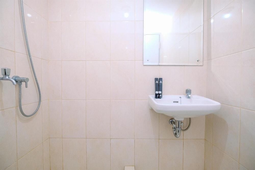 Nice And Comfy Studio At Springlake Summarecon Apartment