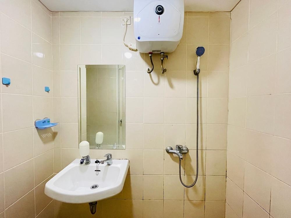 Spacious Studio Room Apartment At Parahyangan Residence