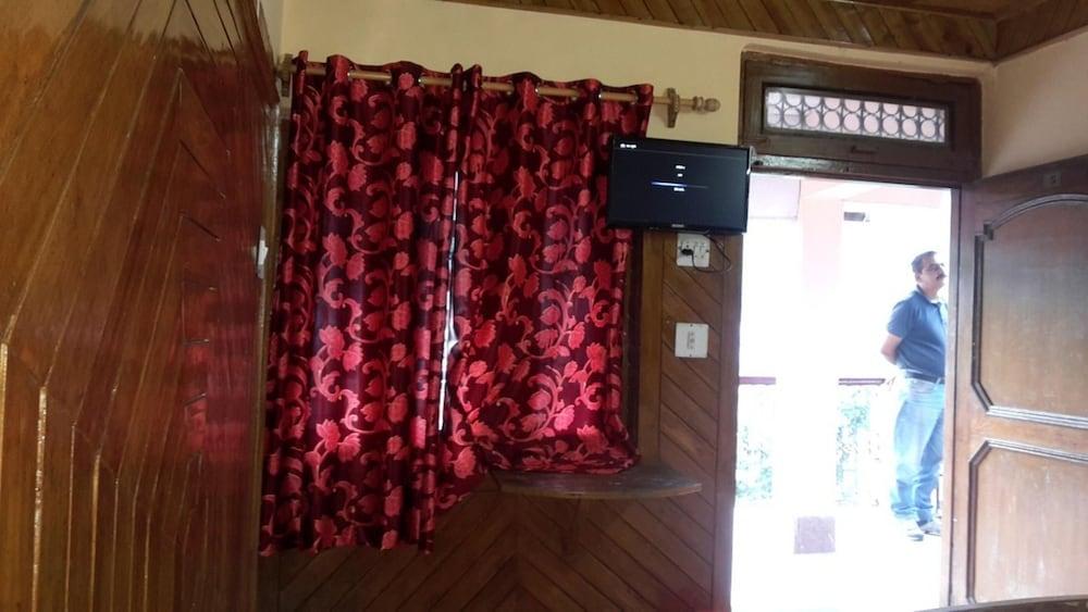 Goroomgo Payal Mall Road Nainital