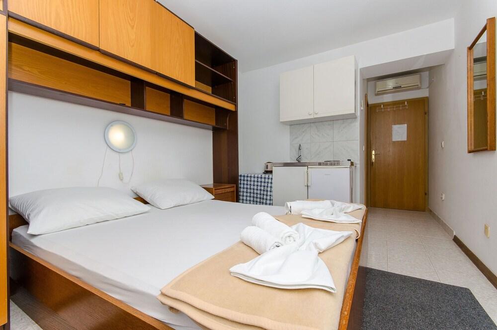 Apartments and Room Nada