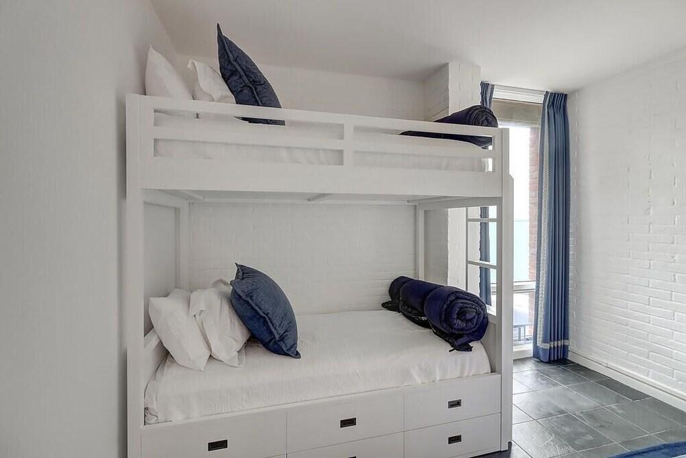 Channelview 112 2 Bedroom Condo by Redawning