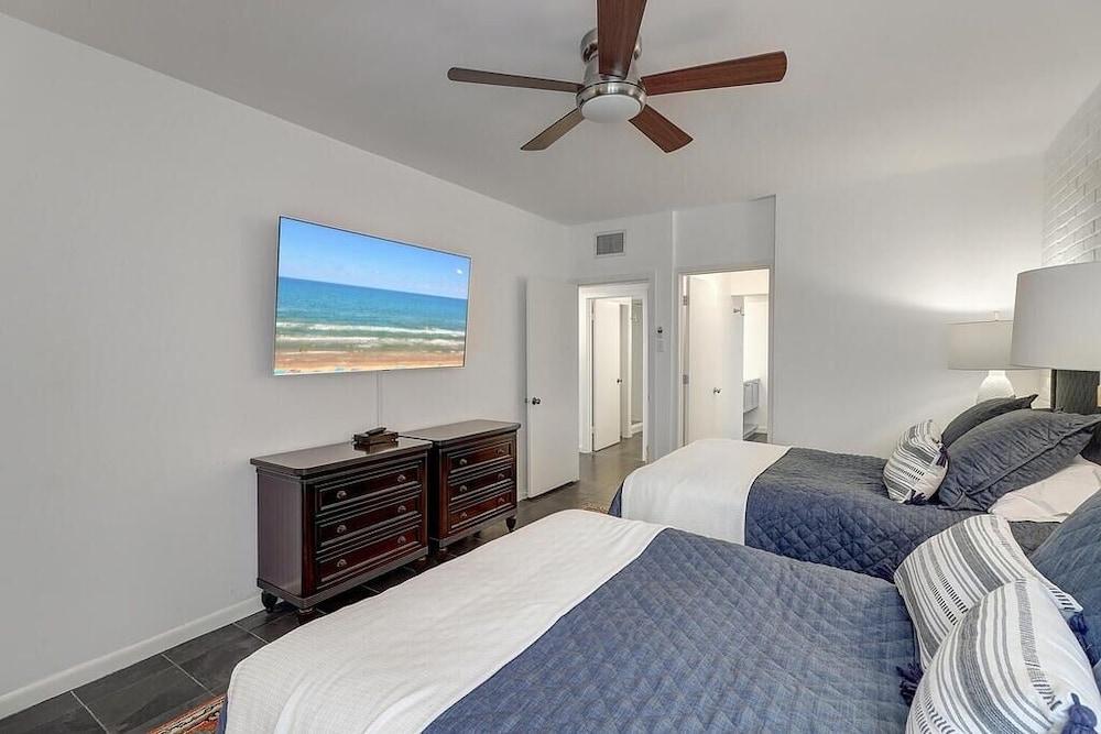 Channelview 112 2 Bedroom Condo by Redawning