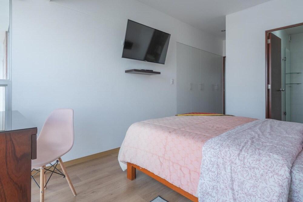 Exclusive Penthouse With Private Rooftop Jacuzzi BBQ Game Room