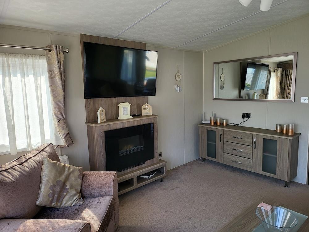 2br-sleeps6-fireplace-parking-patio-seaside