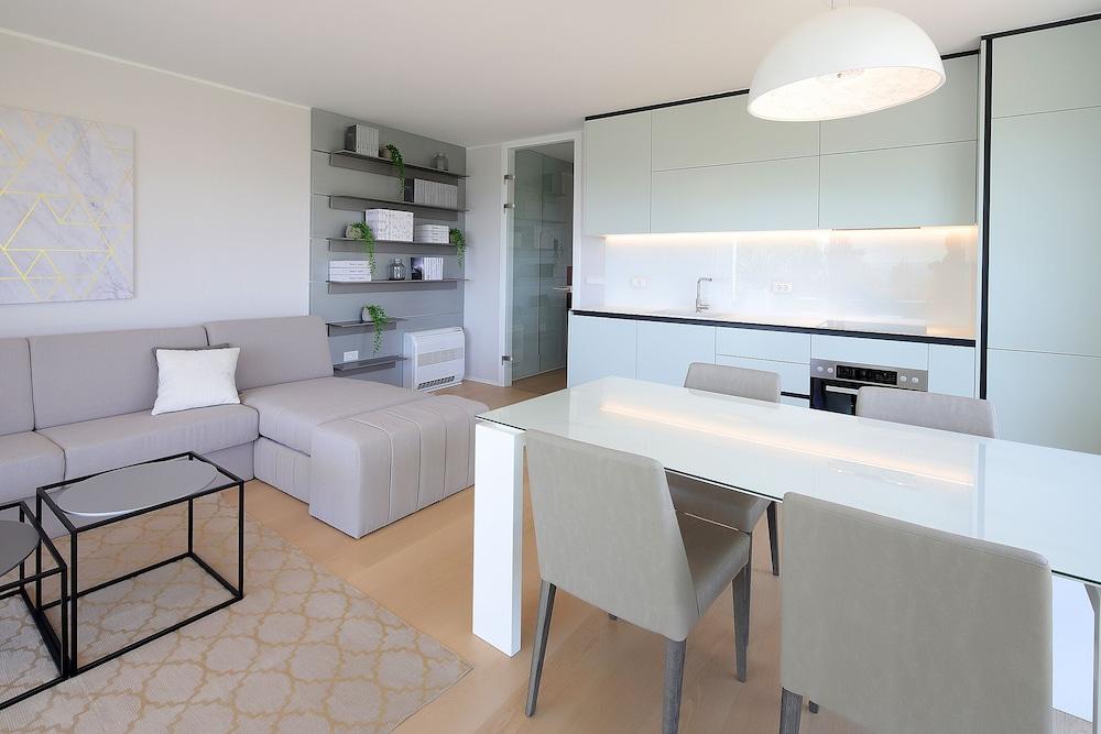 Stylish apartment 100m from the beach