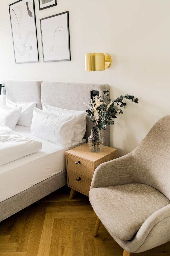 Bob W Munich Airport - Peterhof