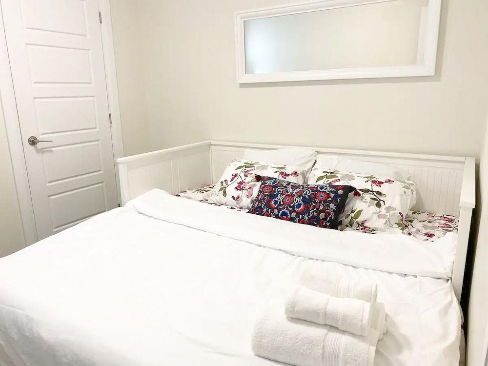 Brand New Basement Apt next to Beach & Go Train