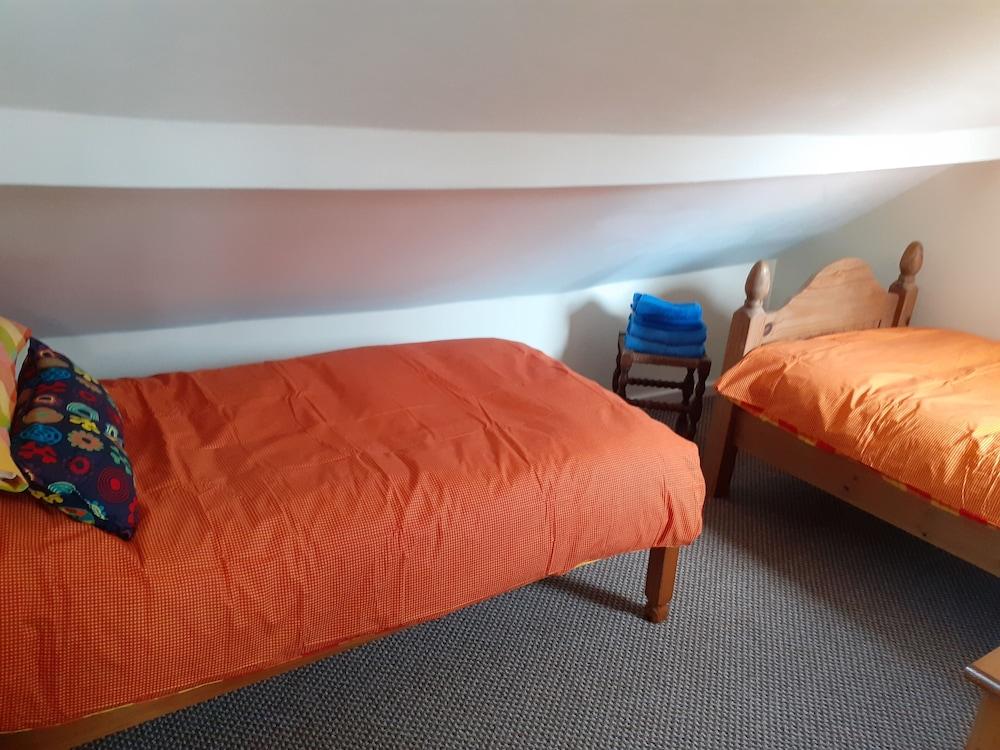 Inviting 3-bed Cottage Close to Pwllheli