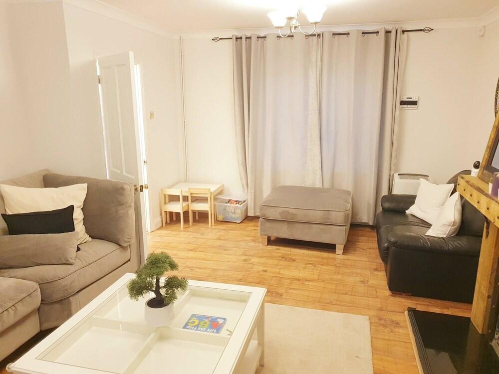 Spacious 3bed Property With Parking Large Garden