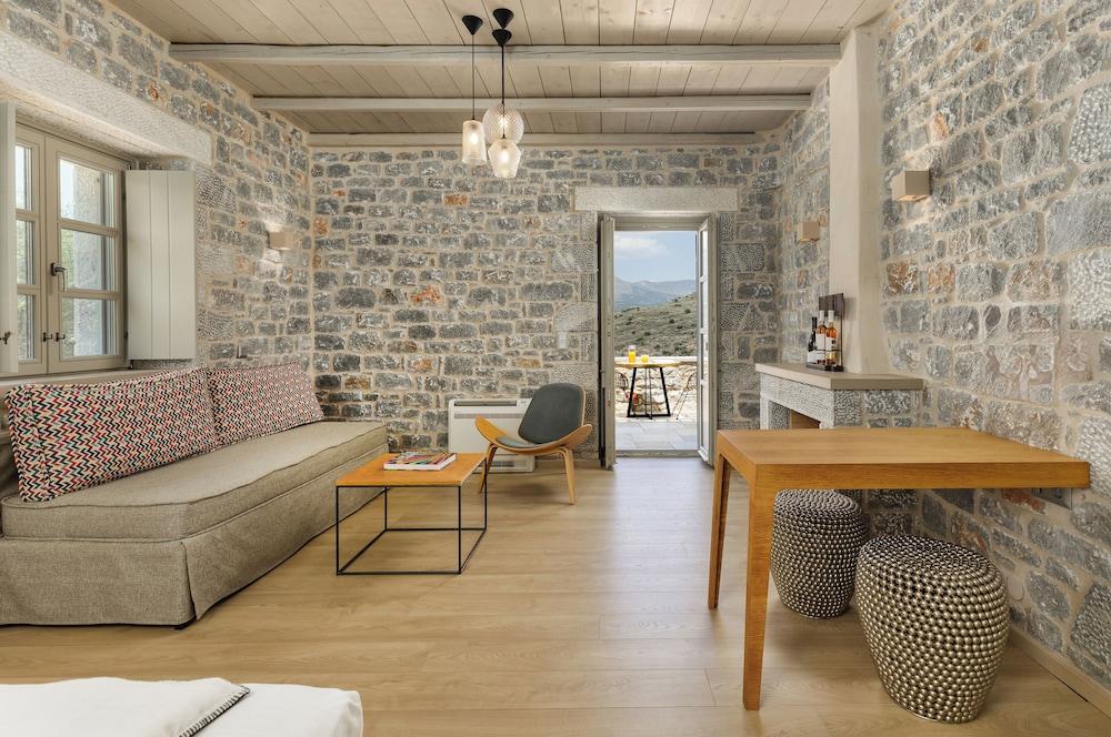 Trapela Limeni Luxury Suites