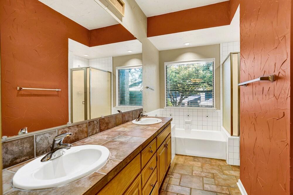 River Condo Next to Schlitterbahn Water Park!