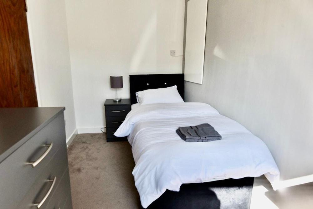 Cheer full 4 Bedroom House Train Station