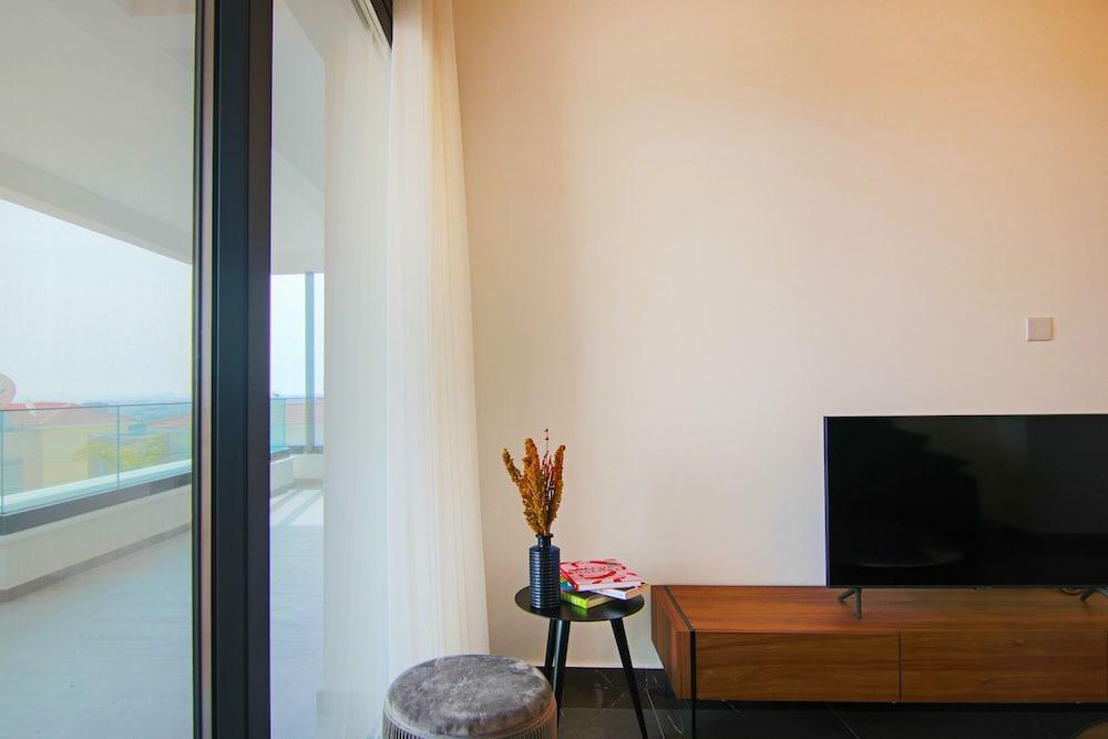 Phaedrus Living: Sea View Anna Residence 201