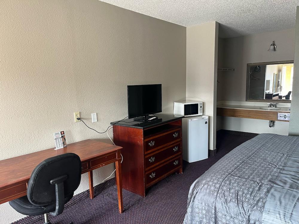 Hallmark Inn and Suites