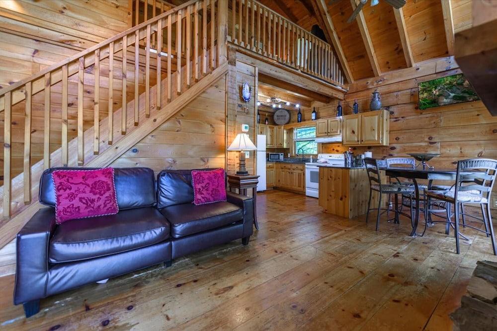 Alessandras - Beautiful Rustic-chic Riverfront Cabin Fireplace pet Friendly