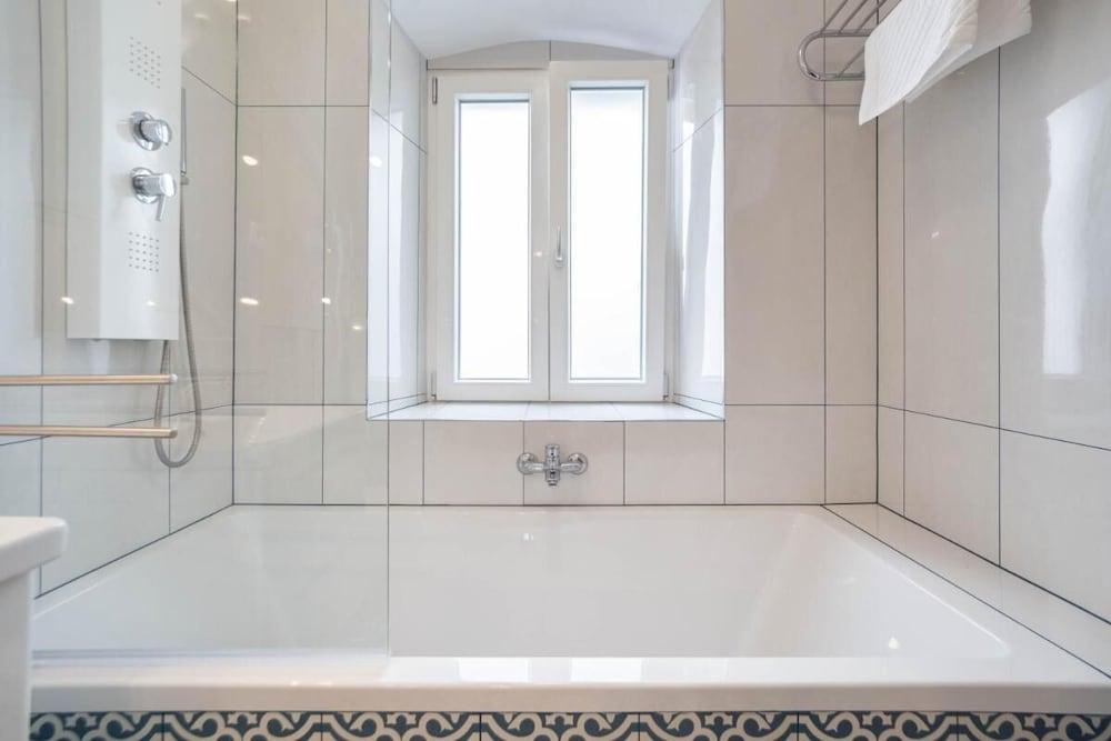 Room in Apartment - Stephane City Vibe Suites - Double Room