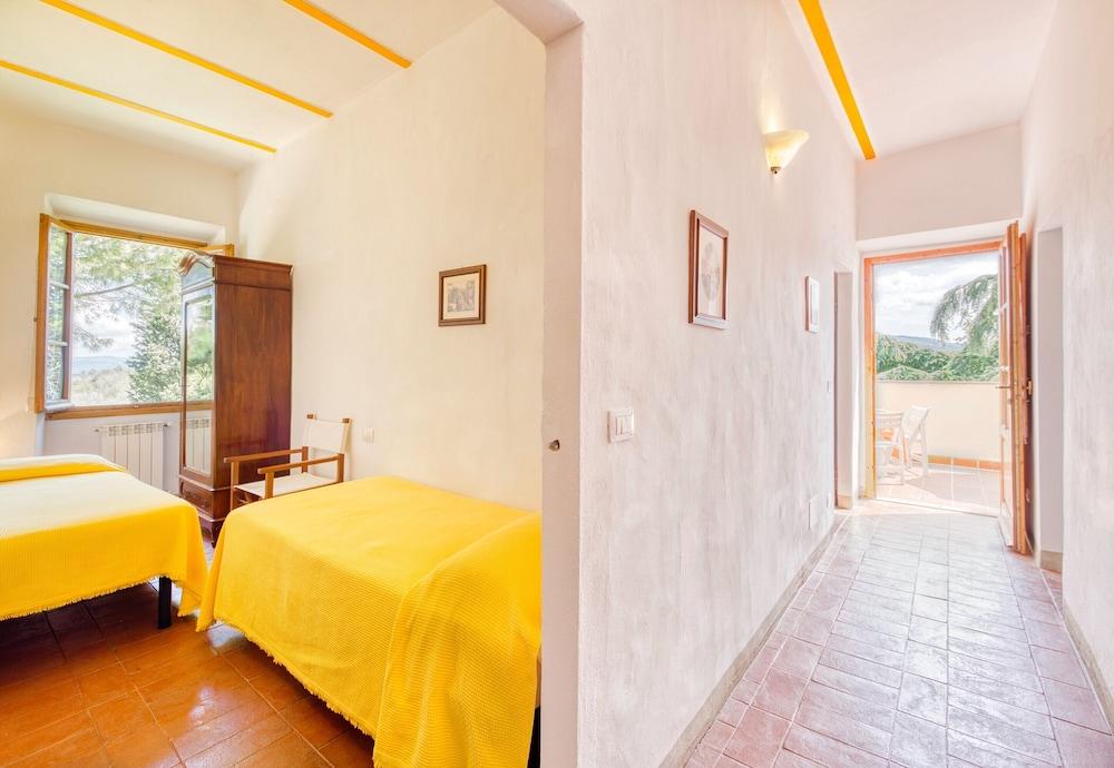 Montignano With Shared Pool