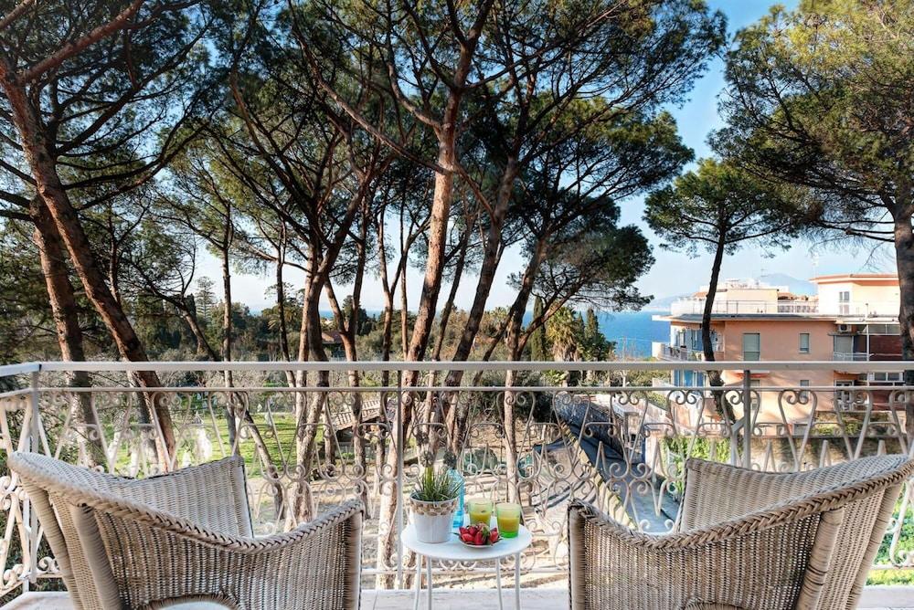 El Royale Suites Sorrento - Gold