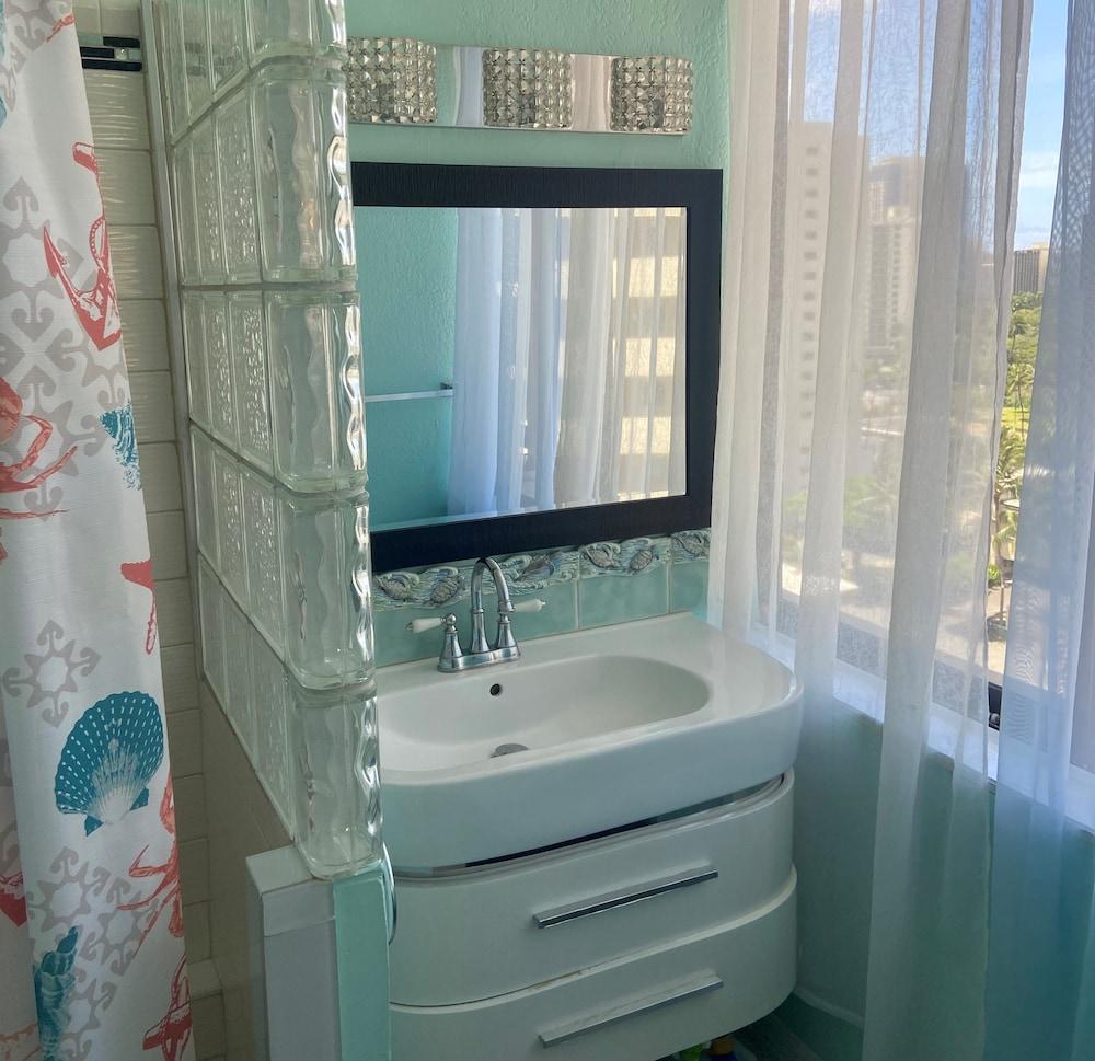 Hawaiian Monarch 1503 Condo by Redawning