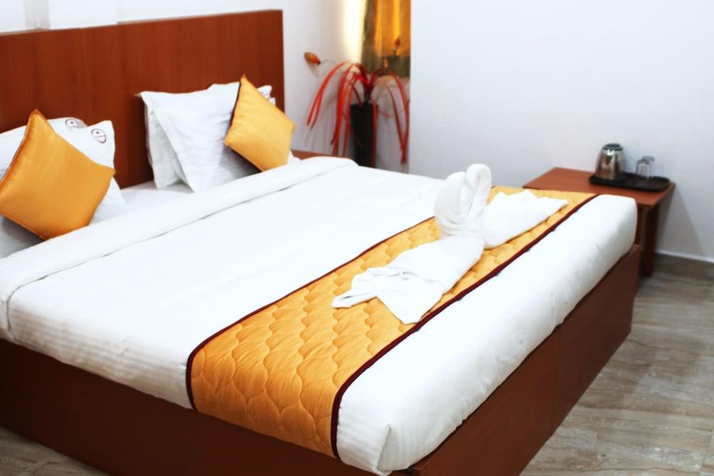 K11 Express - Opp Express Avenue