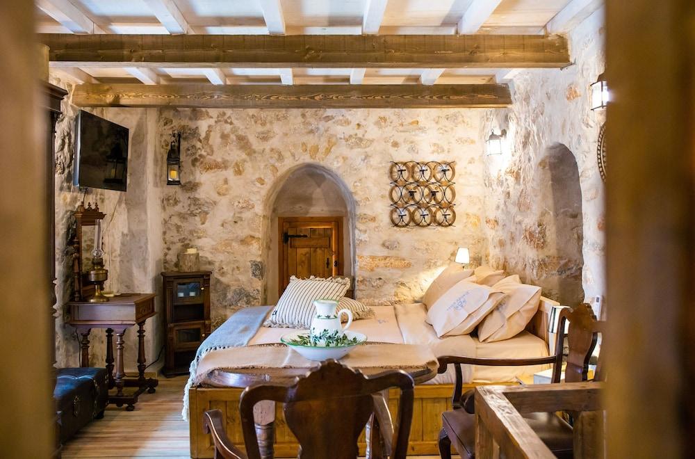 Dandy Villas Tower-Built in 17th century