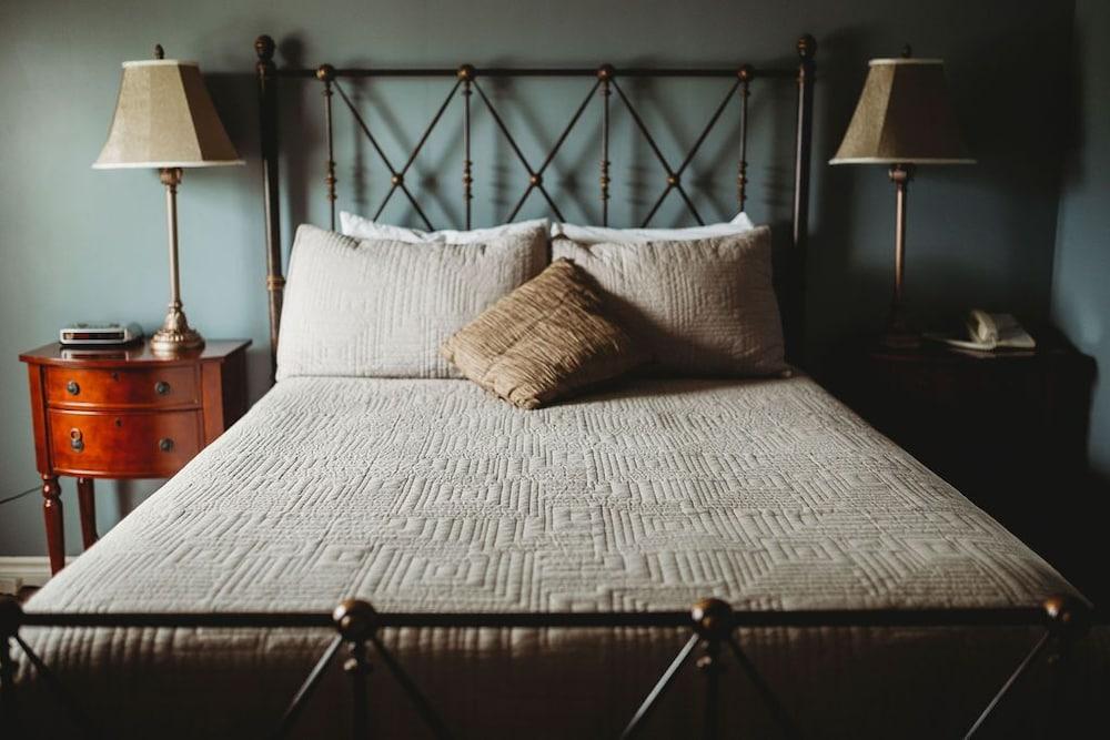 The Carriage House Inn