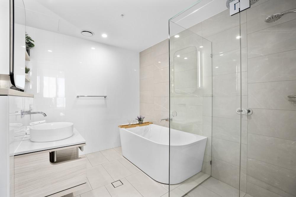 Ocean Surfers Paradise - GCLR