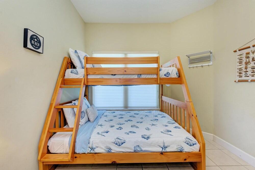 Bradenton Beach Club Bliss w/ Hot Tub & Private Beach Access by Amibr