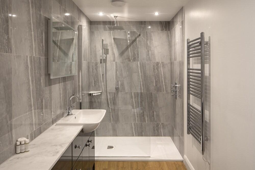 Newly Furnished 2 Bed Apartment in the Heart of Old Town Swindon