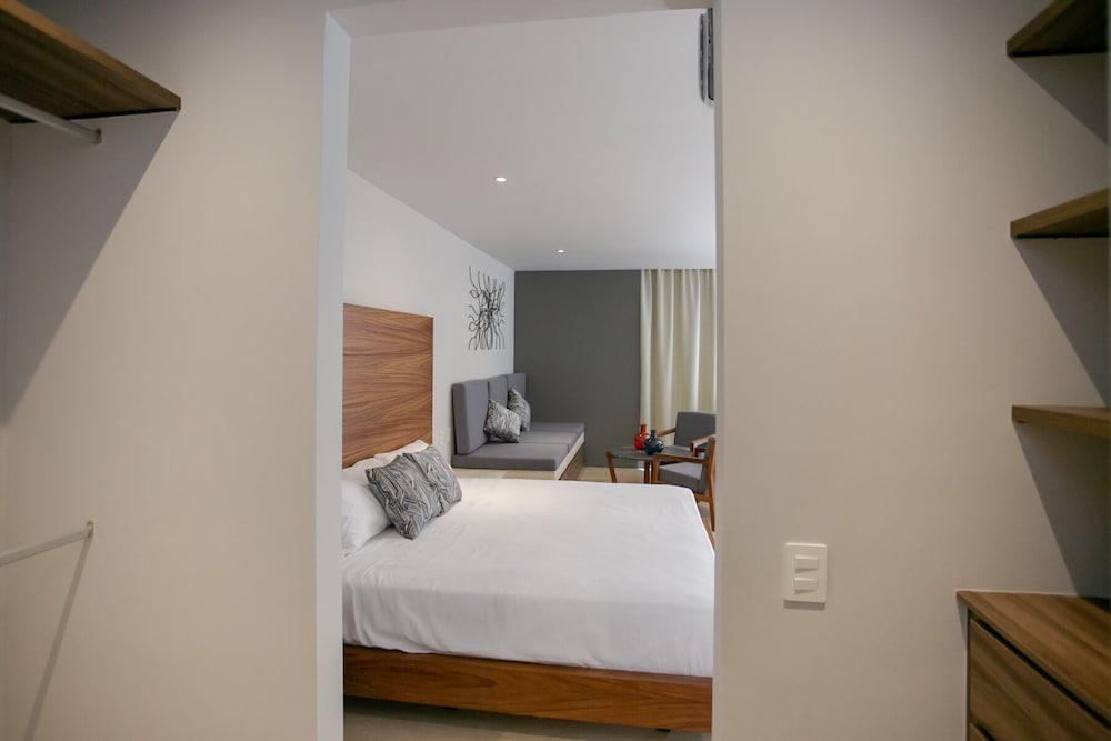 Kaab by the Beach. Condo with roofpool