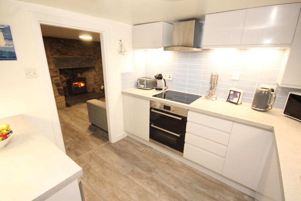 Zen Cottage, Cullen - Sleeps 4, Garden & Pets Ok