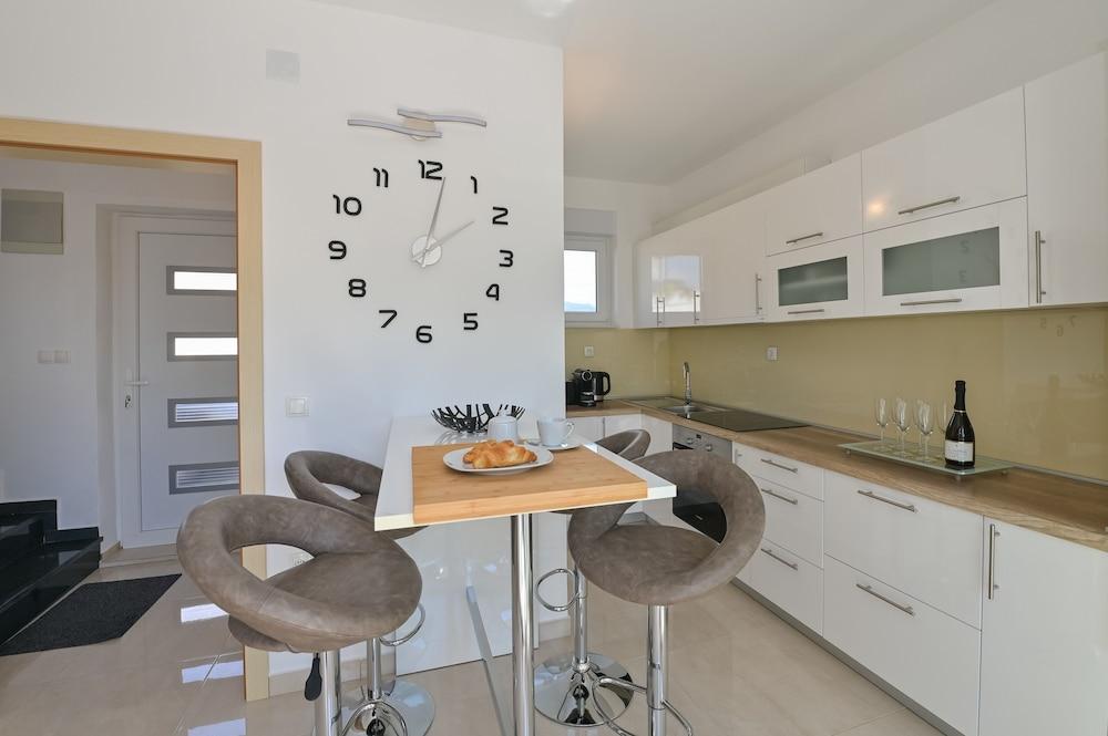 Sunny apartment with a Private Pool