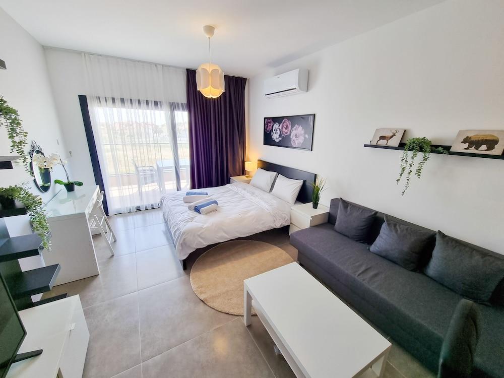 Helena Pool Apartments