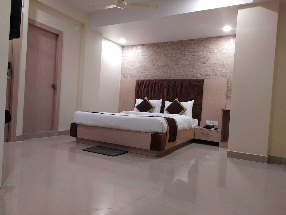 The Panash Hotel & Banquets