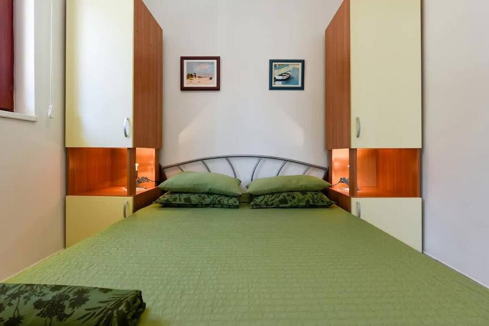 Nearby Beach, Modern Apartment Arena