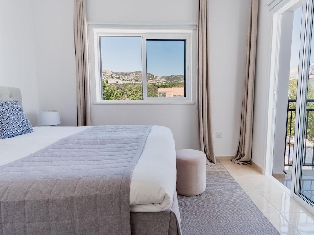 Sanders White Mountains - Bright Villa With Pool