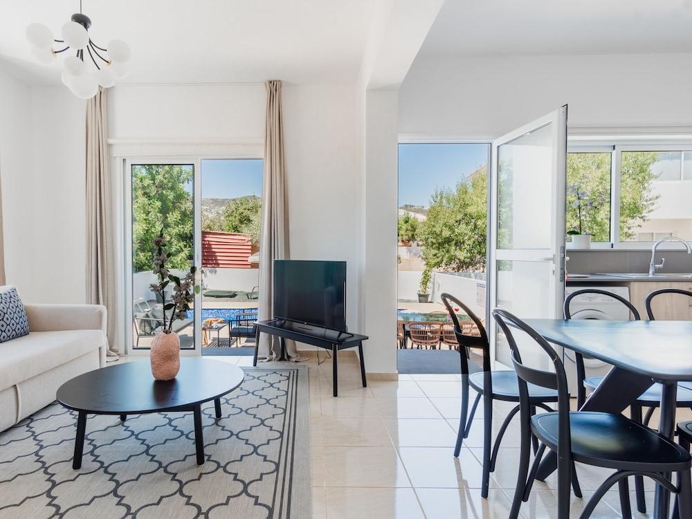 Sanders White Mountains - Inviting Villa With Pool