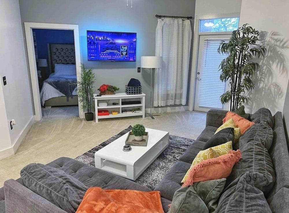 2 Two King Bed Buckhead Condo