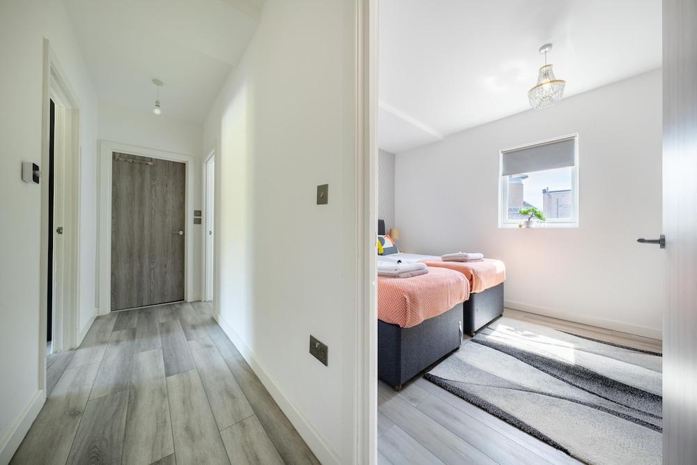 Ash View Place 4 -heathrow - Thorpe Park - Free Parking