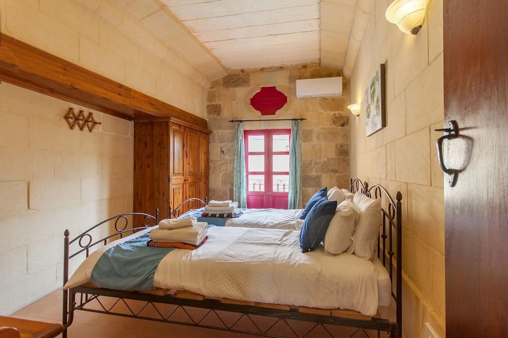 Gozitan Farmhouse Pool &amp; Jacuzzi - PP 2