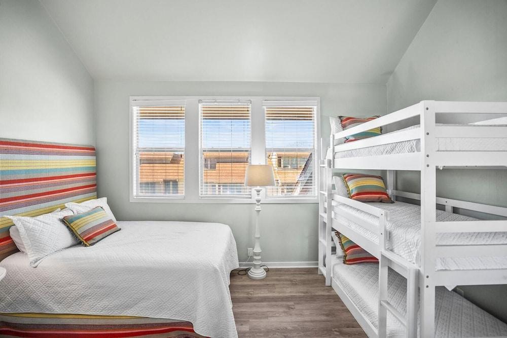 Recently Renovated Condo w/ Breezy Ocean Views - Steps to Beach