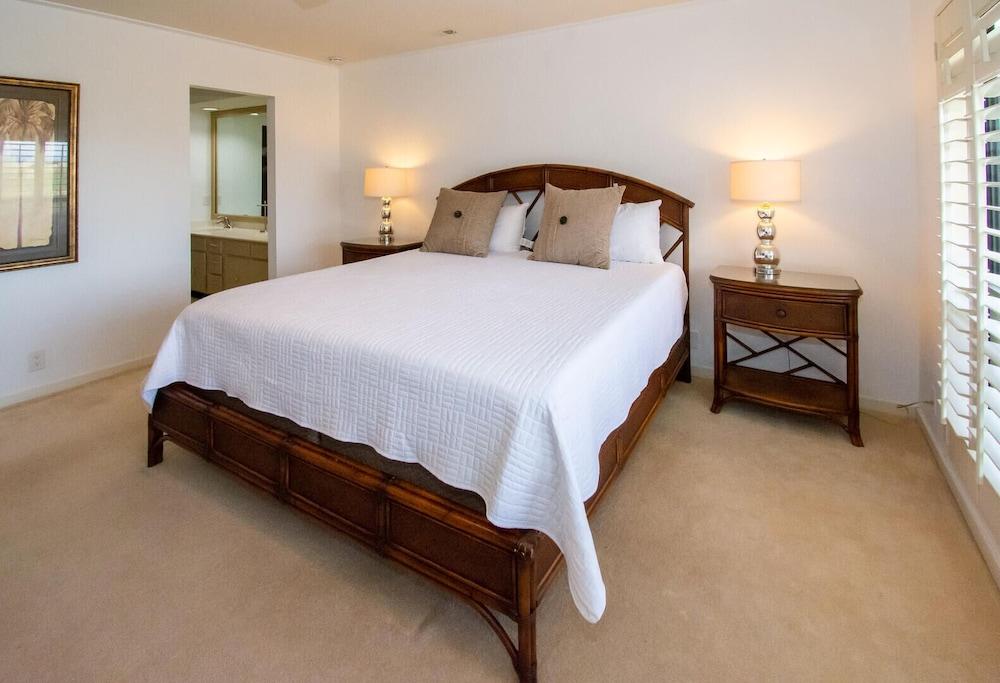 Lovely Townhome w/ Outdoor Decks, Golf Course & Ocean Views and More!