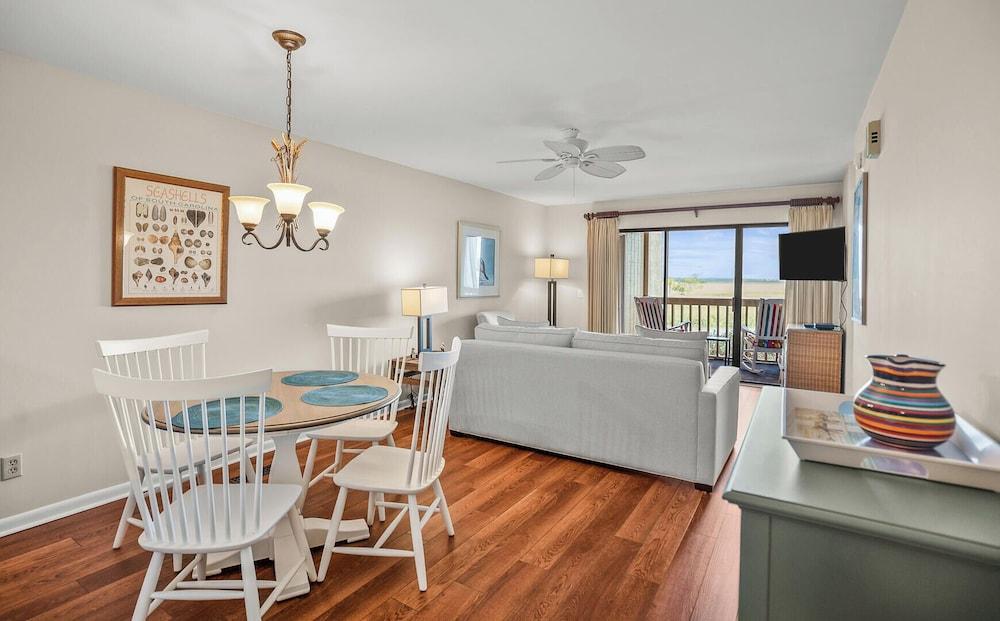 Cozy Villa w/ Gorgeous Marsh & Canal Views - Near Beach Club & Tennis