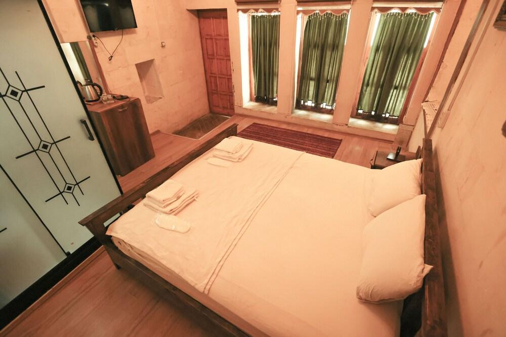 Serif Pasa Konaklari