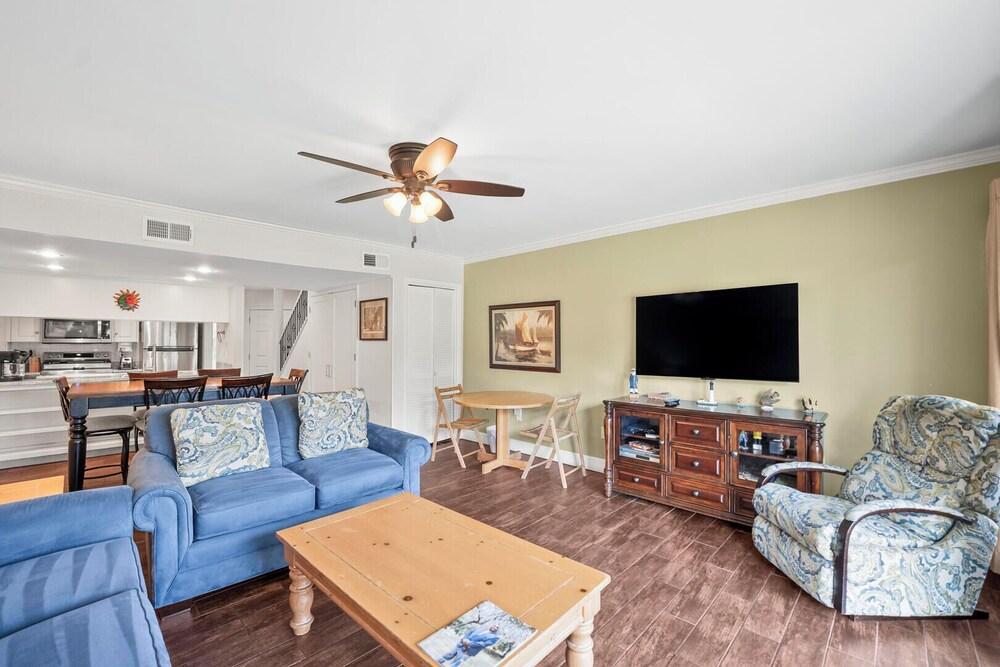 Two-story Condo With Private Deck, Wifi and Courtyard Pool Access