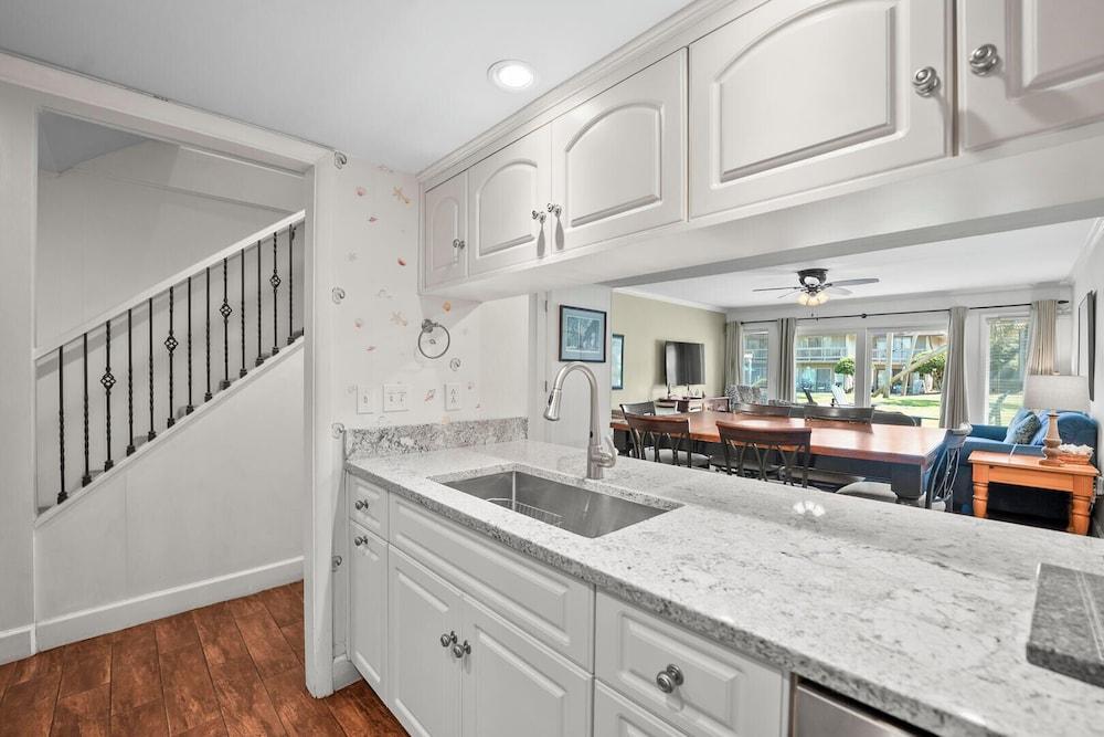 Two-story Condo With Private Deck, Wifi and Courtyard Pool Access