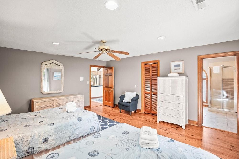 2-story 5 Bed, 5.5 Bath Oceanfront Home Sleeps 18, 4-seat Golf Cart is Included